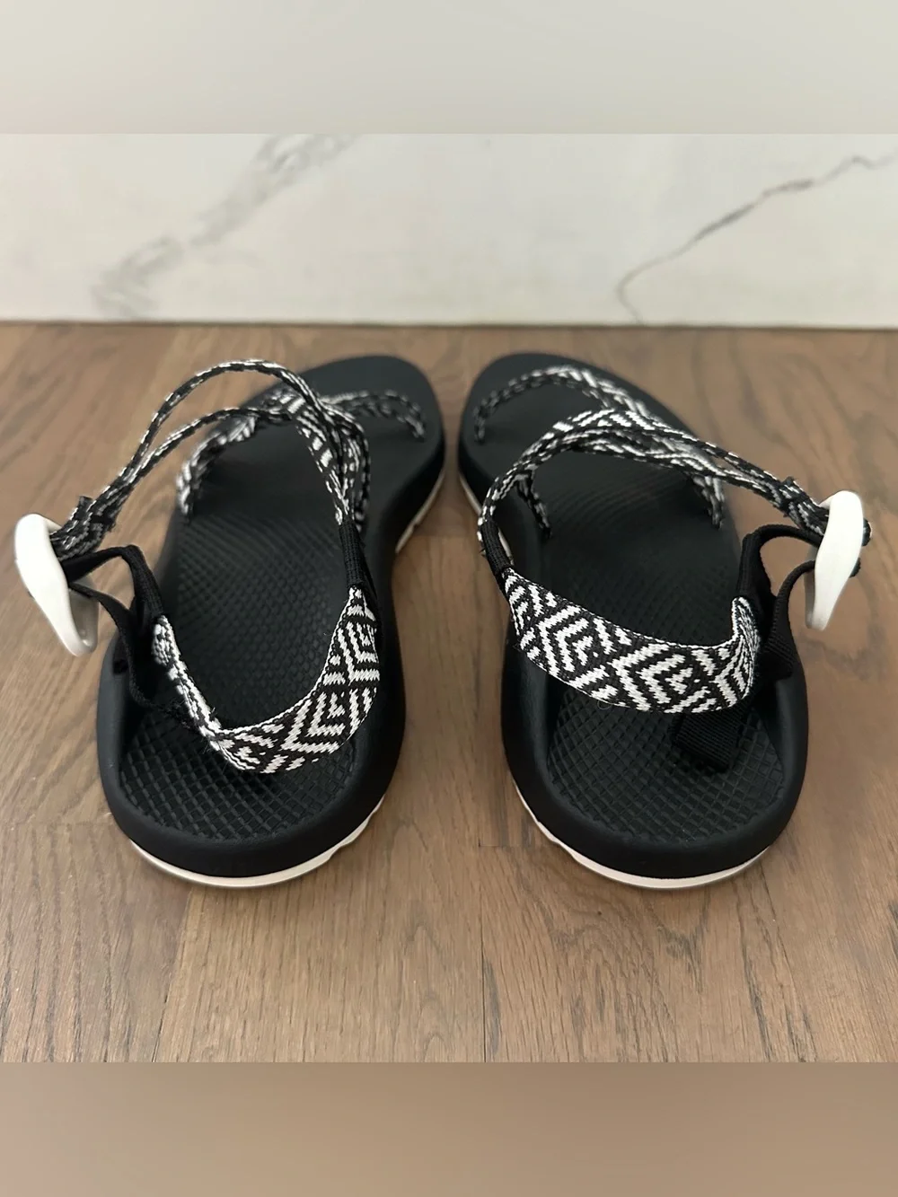 Chaco Women's ZX/1 Cloud Dual Adjustable Straps Cushioned Sandal Black, White 10